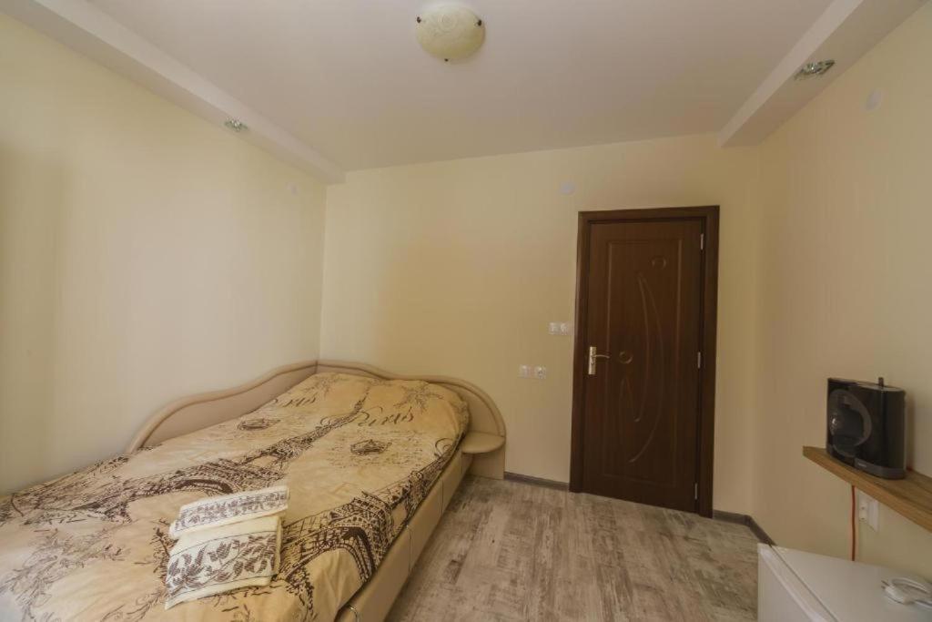Postel nebo postele na pokoji v ubytování Victoria Hotel Rooms & Victoria Apartment Veliko Tarnovo
