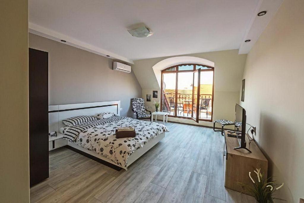 Postel nebo postele na pokoji v ubytování Victoria Hotel Rooms Veliko Tarnovo &Victoria apartment