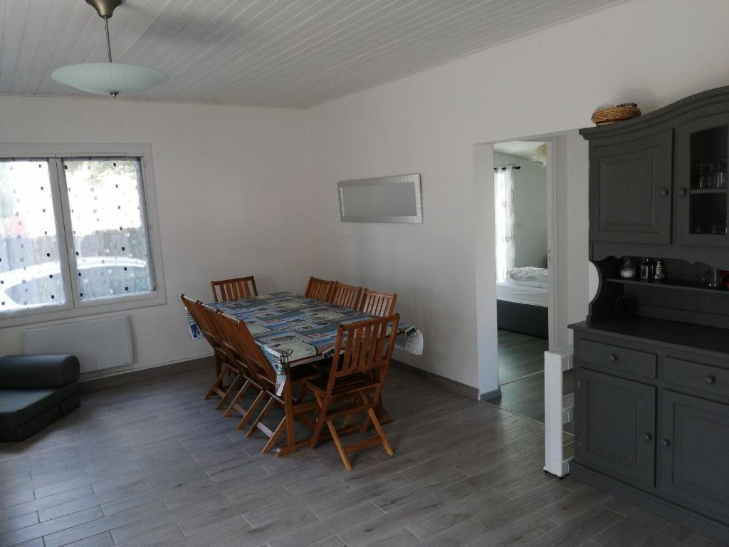- une salle à manger avec une table et des chaises dans l&#39;établissement Charmante maison à 500 m du Remblais de Notre-Dame-de-Monts, à Notre-Dame-de-Monts
