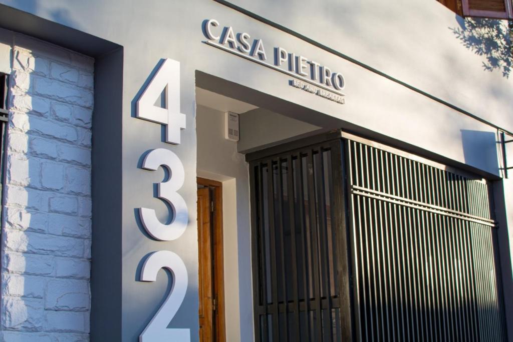 un edificio con una puerta y números en él en CASA PIETRO en Mendoza