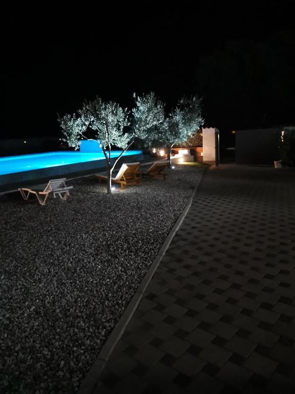 Bazén v ubytování Jacuzi Cottage in the olive grove nebo v jeho okolí