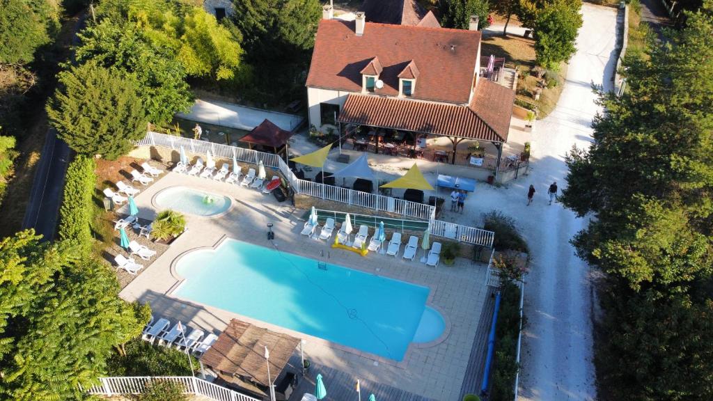 an aerial view of a house with a swimming pool at Les Chalets d'Argentouleau in Sarlat-la-Canéda