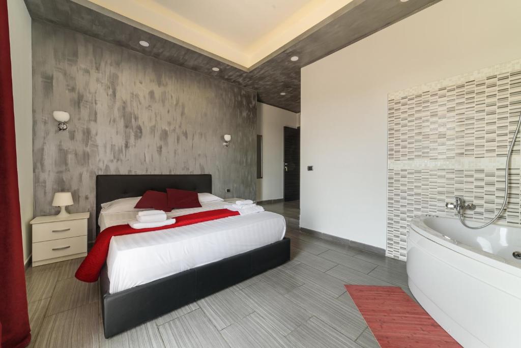 ein Schlafzimmer mit einem großen Bett und einer Badewanne in der Unterkunft B&B Paradise in Neapel