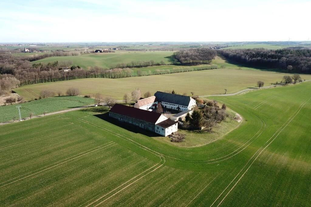 uma vista aérea de uma casa num campo verde em Gutshof Dobschütz - Urlaub auf dem Bauernhof em Nossen