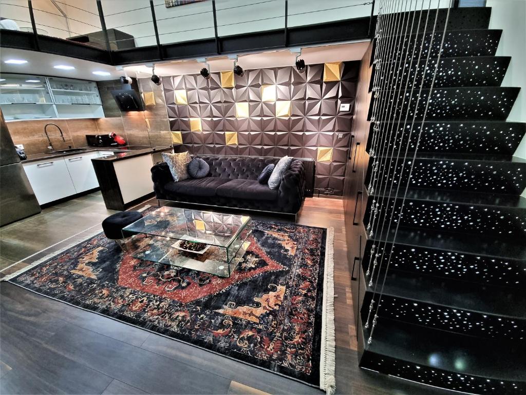 - un salon avec un canapé et une table dans l'établissement Goldcentral Apartment Art B6, à Budapest