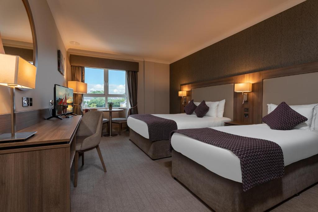 Postel nebo postele na pokoji v ubytování Clybaun Hotel