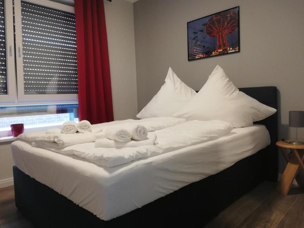 a bed with white sheets and towels on it at Ferienwohnung am Welper-Wald-Vechta-Süd in Vechta
