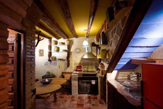 una camera con cucina completa di piano cottura di apartamento Rejola a Calatayud