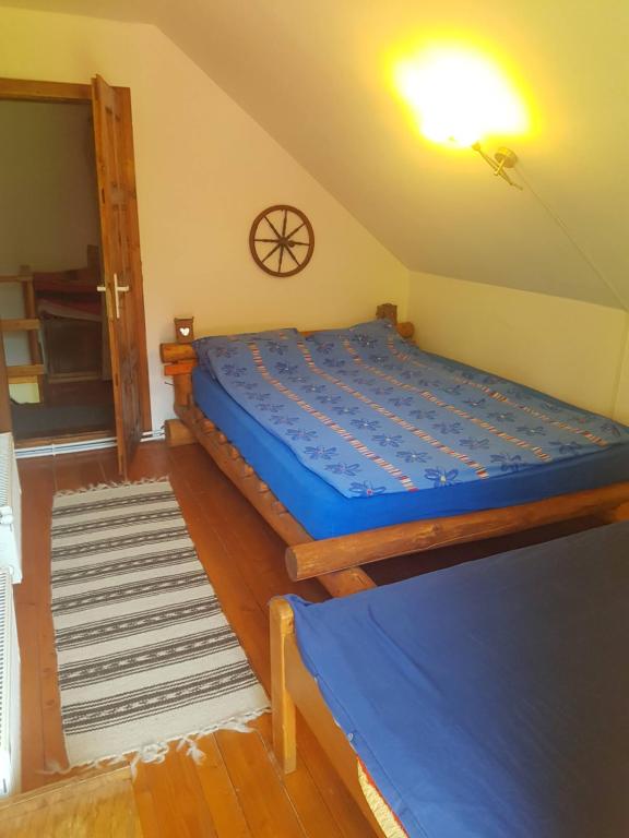 Un pat sau paturi într-o cameră la Casa Ria-Ria Pihenohaz