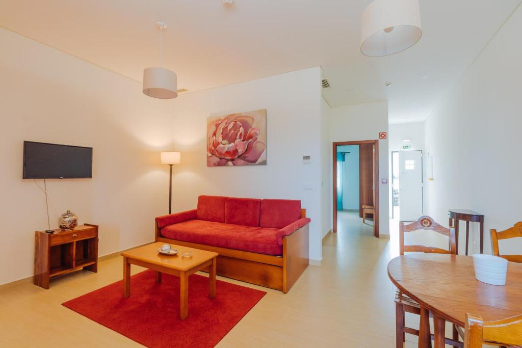 TV a/nebo společenská místnost v ubytování Solar Do Conde Garden Hotel