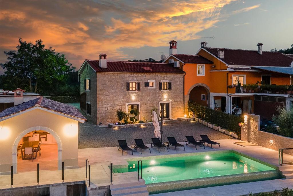 Basen w obiekcie Villa Grazia - with heated salt water Pool lub w pobliżu