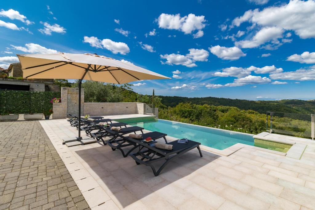 Basen w obiekcie Villa Grazia - with heated salt water Pool lub w pobliżu