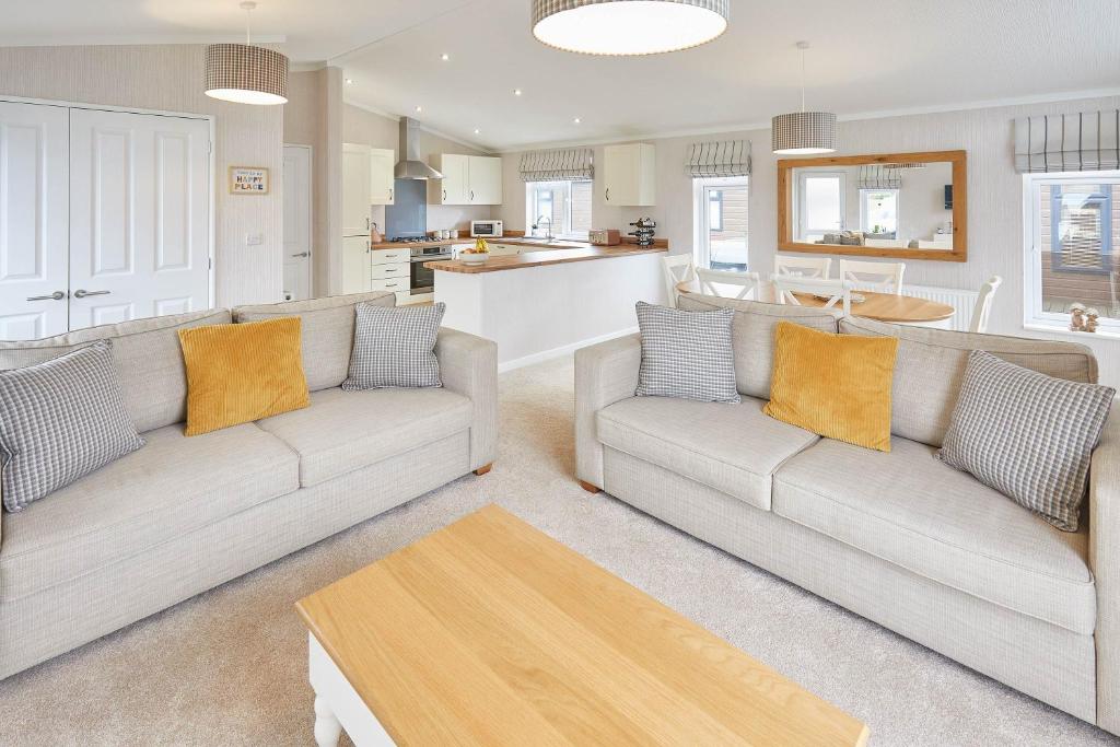 uma sala de estar com dois sofás e uma cozinha em Host & Stay - 28 The Pines em Runswick