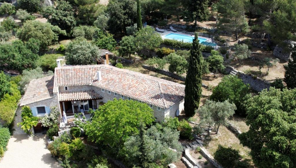 ソルマーヌ・ド・ボークリューズにあるCharm in Provenceのプール付きの家屋の空中ビュー