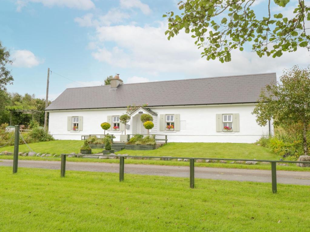 Gallery image of Lakeside Cottage in Boyle