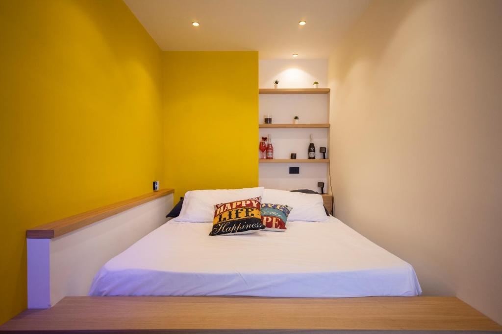 A bed or beds in a room at Queen's house Cefalù appartamento vicino il mare