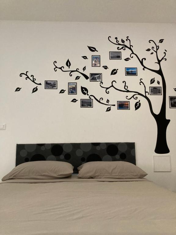 um quarto com uma árvore com quadros na parede em Da Mattia em Comacchio