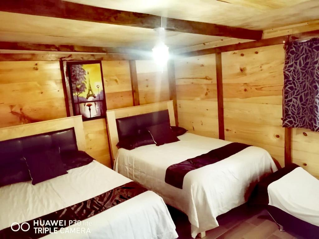 Letto o letti in una camera di Cabañas tipo habitación Planta Alta en Zacatlán