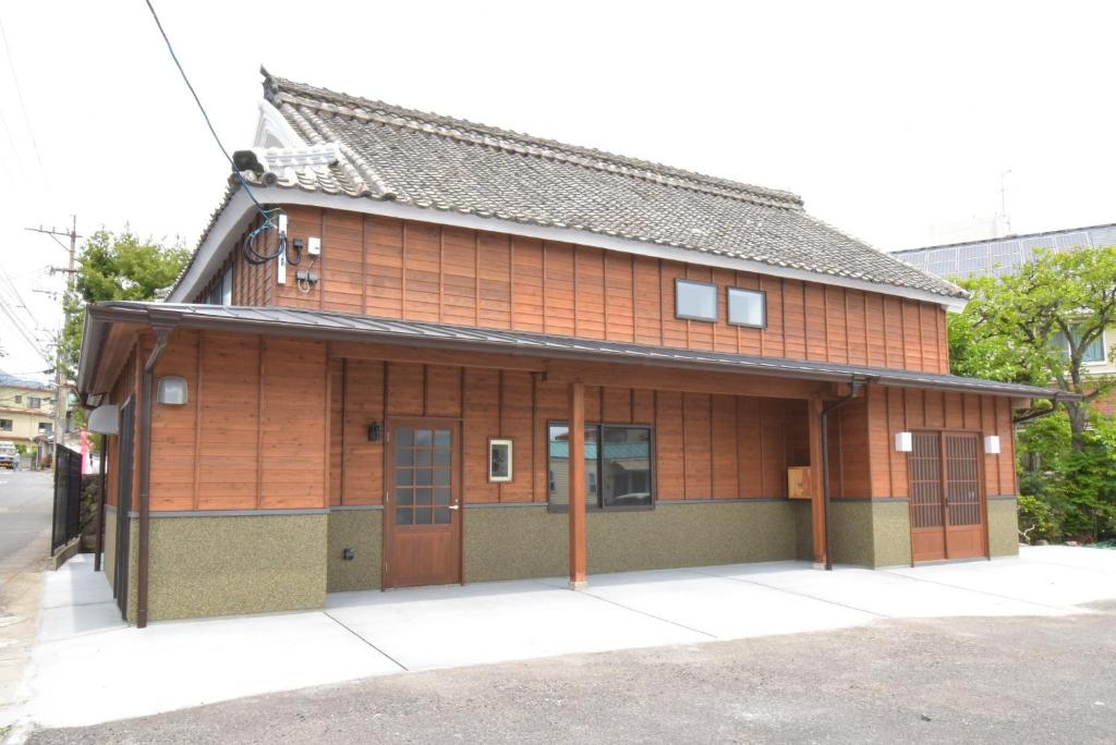 un bâtiment marron avec une grande porte dans une rue dans l'établissement Aburaya Bettei - Vacation STAY 50810v, à Beppu