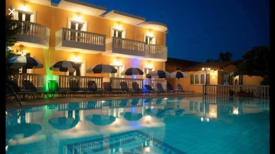 een hotel met een zwembad in de nacht bij Daphne Studios in Tsilivi