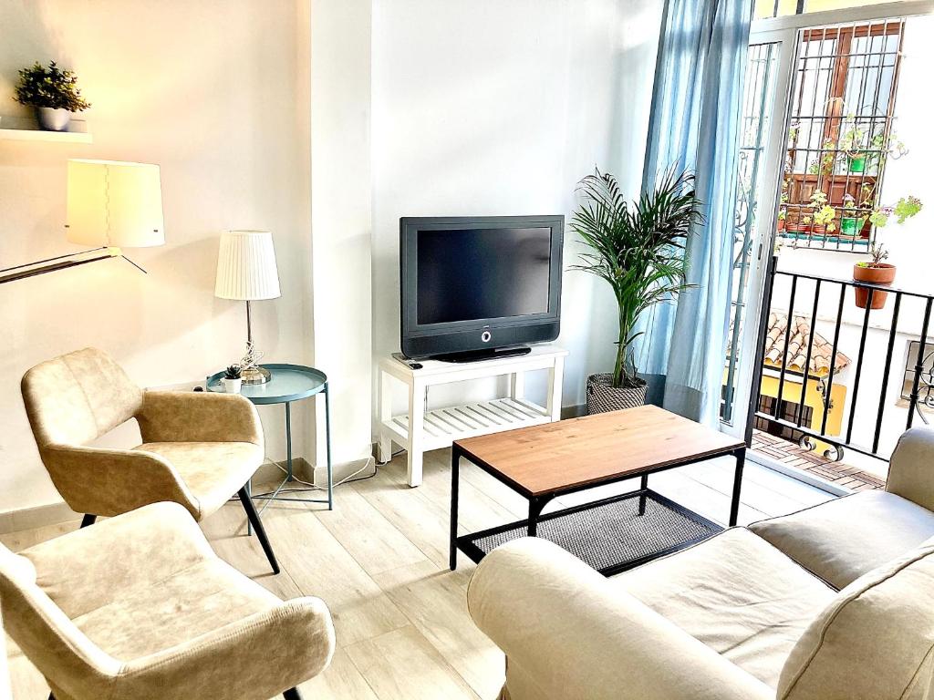 Televízia a/alebo spoločenská miestnosť v ubytovaní Acogedor apt 8pax 4Bdr 2Bth- CozyHomeSevilla2