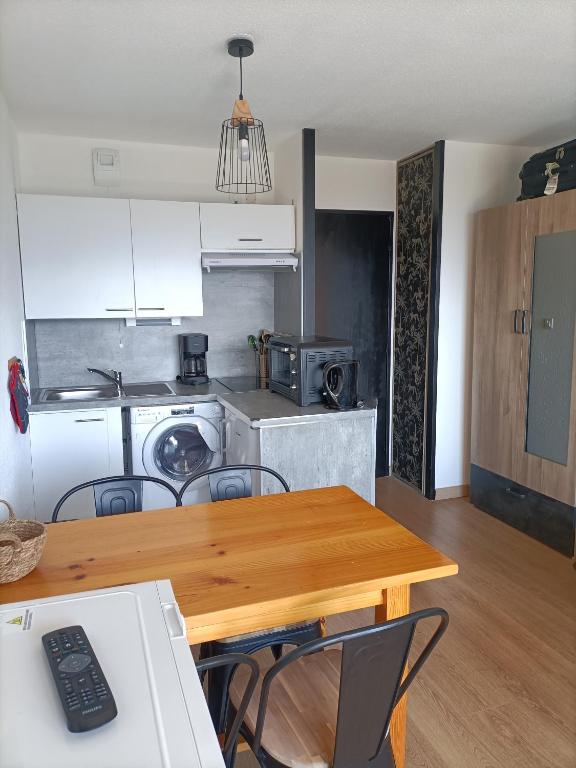 Kuchyň nebo kuchyňský kout v ubytování Résidence Les ISARDS Studio cabine rénové - vue Montagne