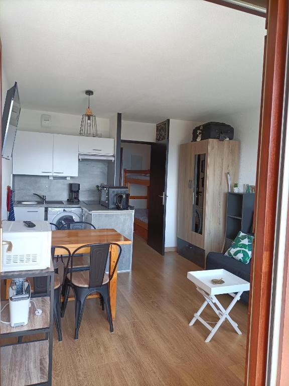 Kuchyň nebo kuchyňský kout v ubytování Résidence Les ISARDS Studio cabine rénové - vue Montagne