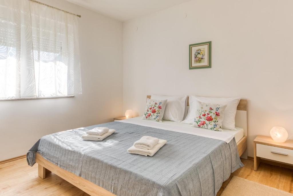 Posteľ alebo postele v izbe v ubytovaní Apartmani Leptir