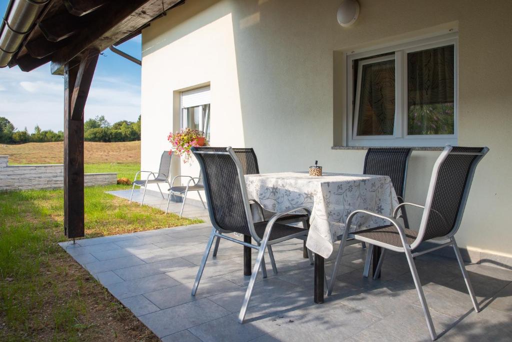 Patio alebo iná vonkajšia časť ubytovania Apartmani Leptir