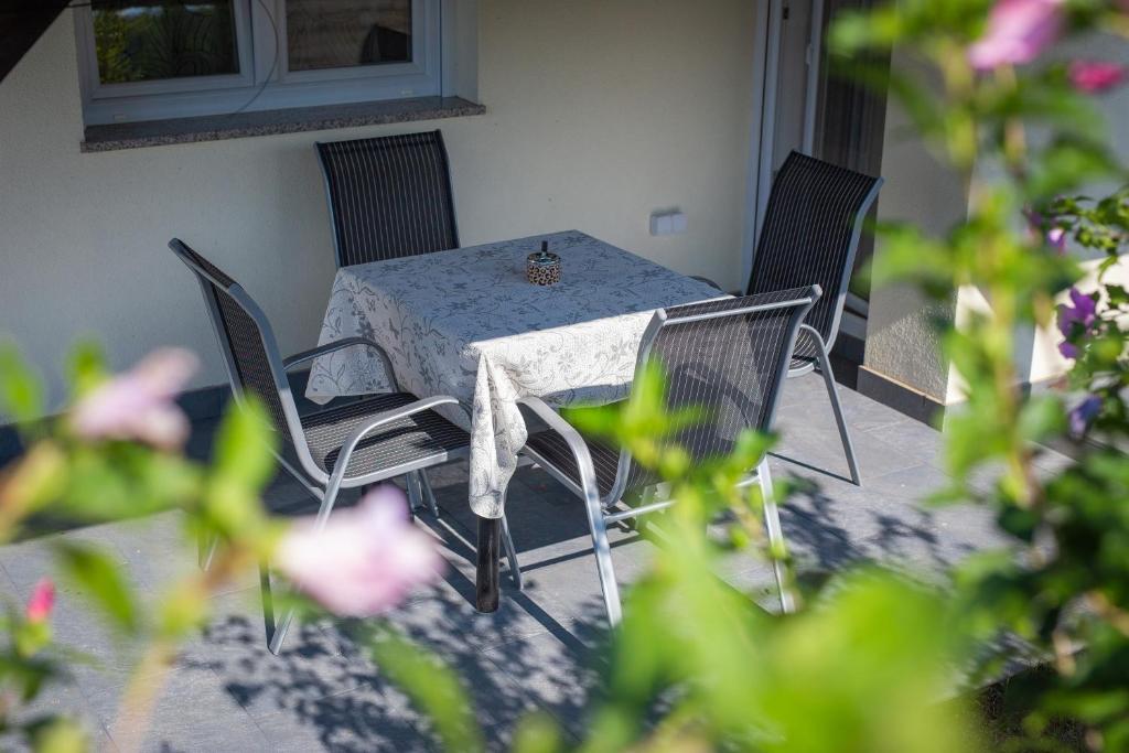 Vonkajšia záhrada v ubytovaní Apartmani Leptir