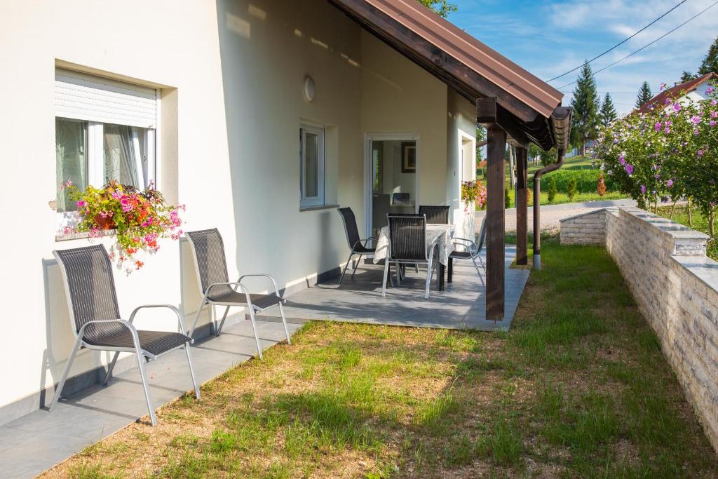 Vonkajšia záhrada v ubytovaní Apartmani Leptir