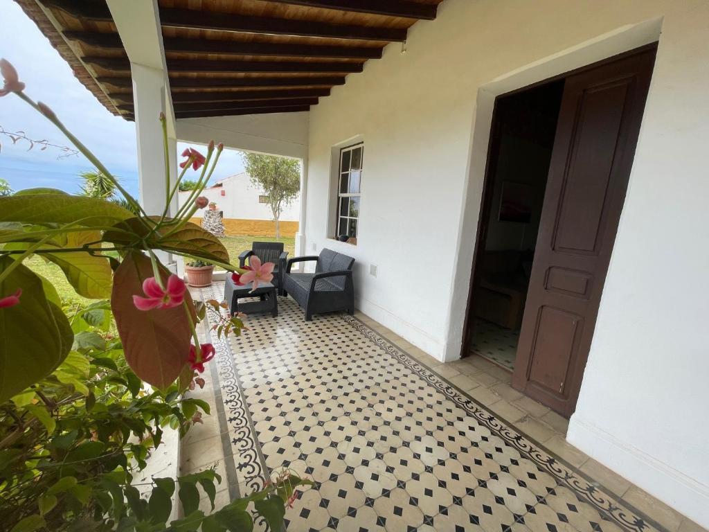 patio z czarno-białą podłogą wyłożoną kafelkami w obiekcie Apartment La Gomera II w mieście San Juan de la Rambla