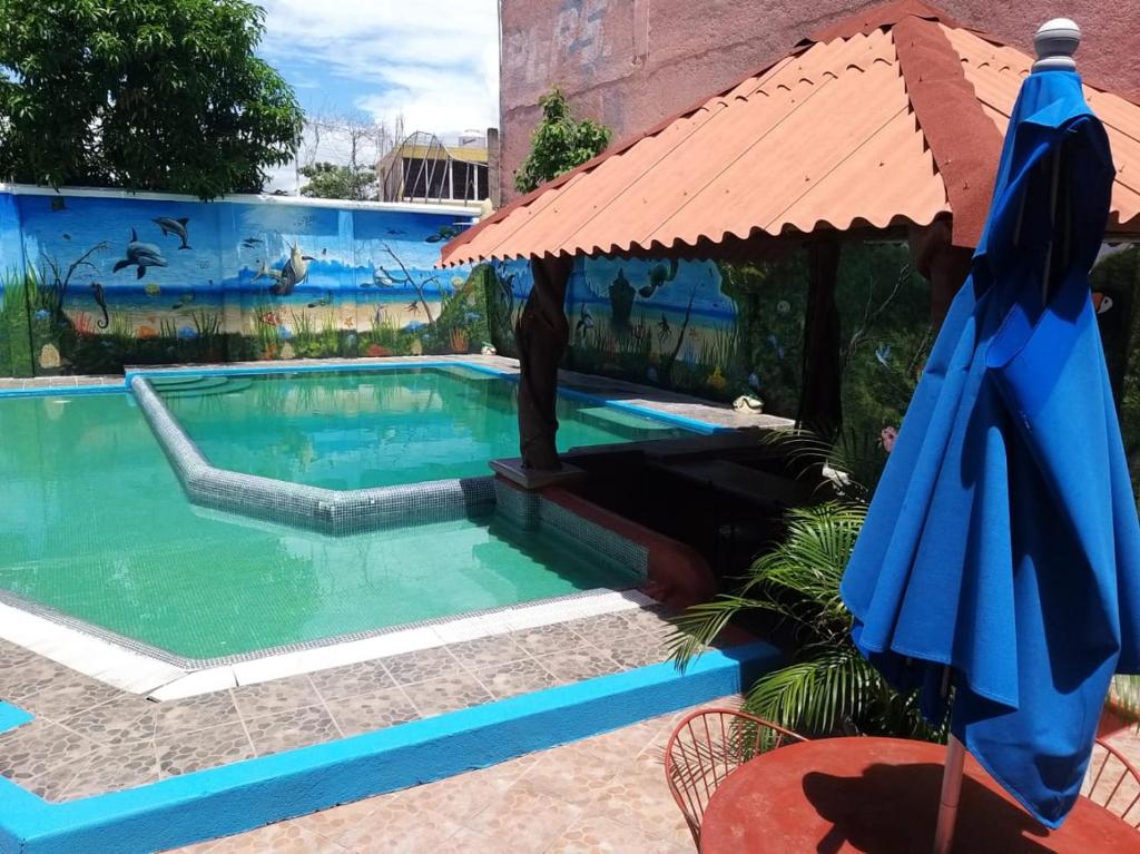 Бассейн в Hotel Suites Tropicana Ixtapa или поблизости