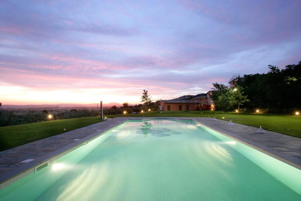 a large swimming pool in the middle of a yard at Country House Poggio Fiorito in Assisi