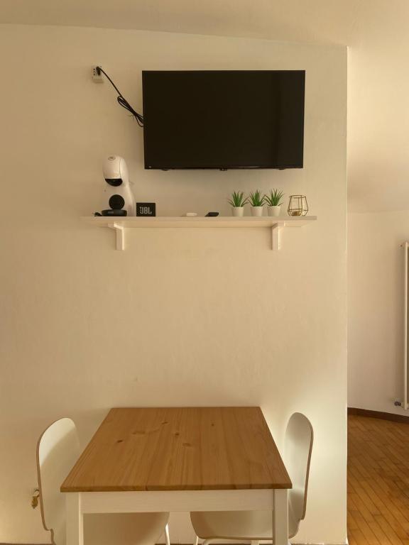 Televízia a/alebo spoločenská miestnosť v ubytovaní Charming studio next to Fiera with Terrace and parking