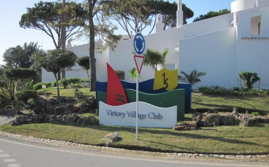 un signo de un mirador siempre va a golpear al costado de una carretera en Quinta do Lago - Beach,Ténis, Bikes, en Quinta do Lago