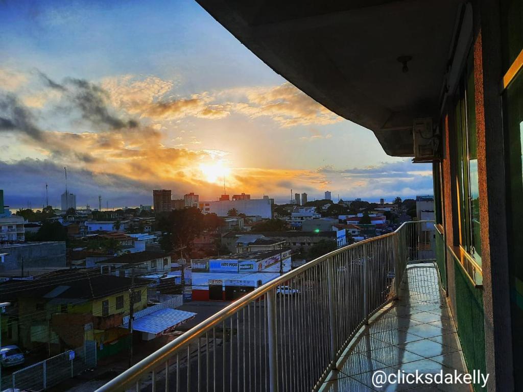 einen Blick von einem Balkon aus auf eine Stadt bei Sonnenuntergang in der Unterkunft Hotel Mais in Macapá