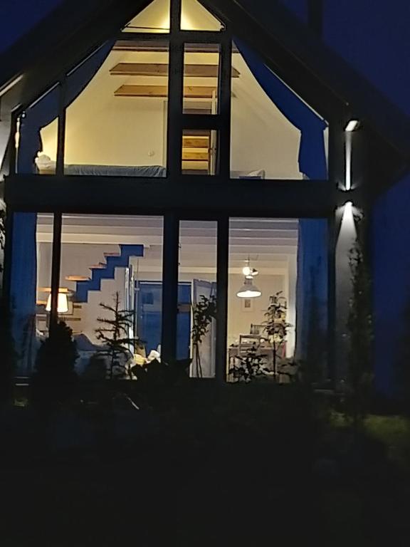 ein Fenster eines Hauses mit Spiegelung in der Unterkunft BABIE LATO dostęp do jeziora UBLIK in Konopki Wielkie