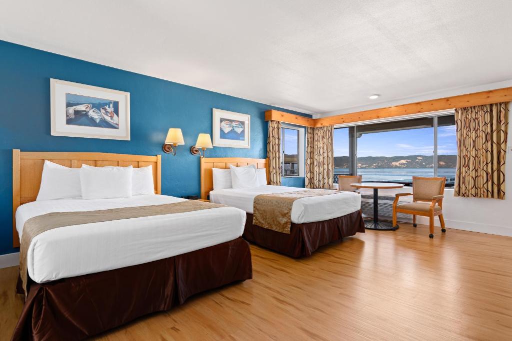 um quarto de hotel com duas camas e uma mesa em Skylark Shores Resort em Lakeport
