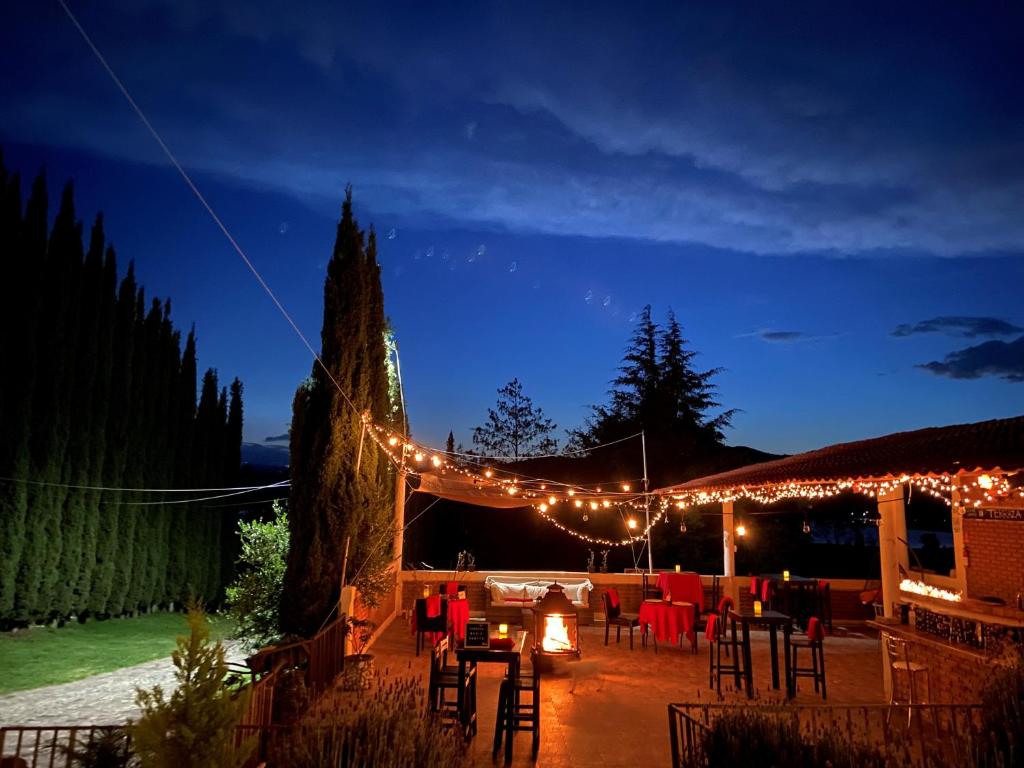 ein Festzelt mit Lichtern, Tischen und Stühlen in der Nacht in der Unterkunft Hotel Boutique Calderon in Huasca de Ocampo