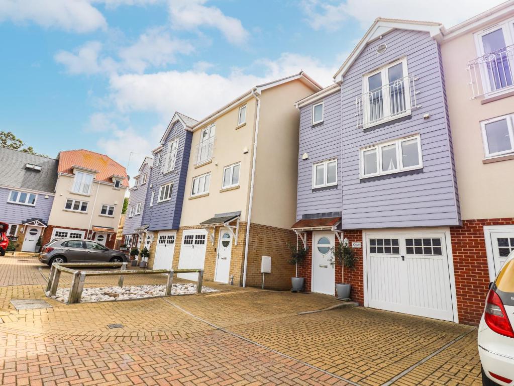 a row of houses on a brick street at Kinsale in Broadstairs