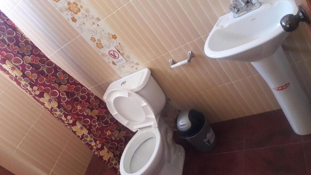Vannituba majutusasutuses HOSTAL MILAGROS INN - samary inn
