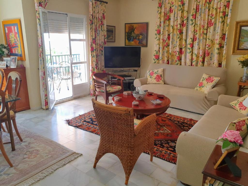 Beachfront family apartment in Puerto Banus, Marbella ...
