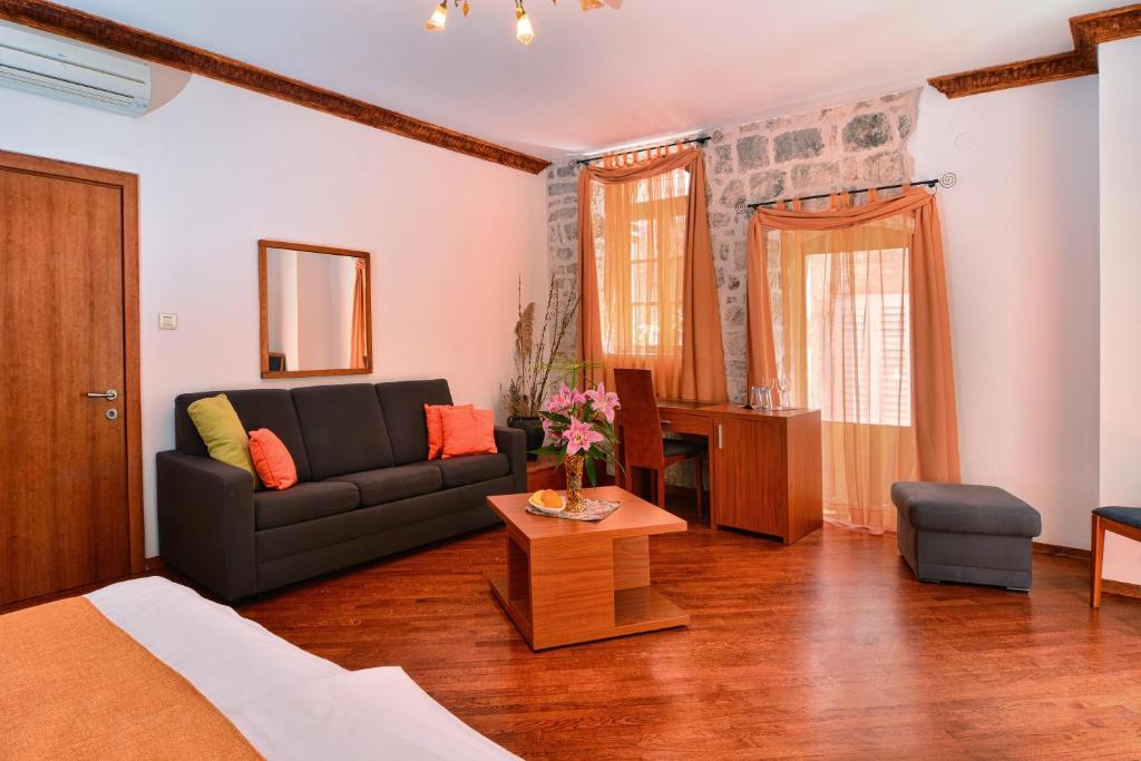 Villa Nora Hvar في هفار: غرفة معيشة مع أريكة وطاولة