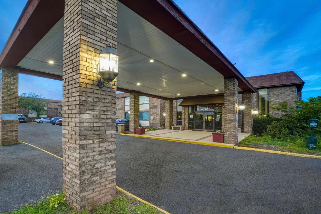 un edificio de ladrillo con una luz en el lateral en Travelodge by Wyndham Vernon CT, en Vernon