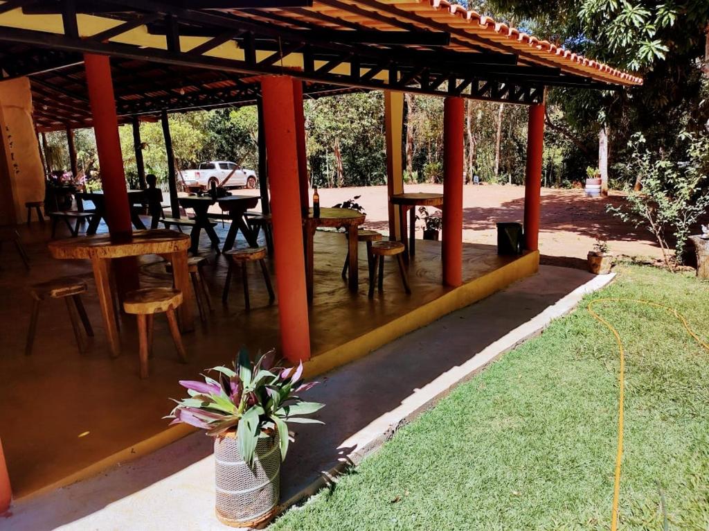 Reštaurácia alebo iné gastronomické zariadenie v ubytovaní Sítio Aroeira Chalés
