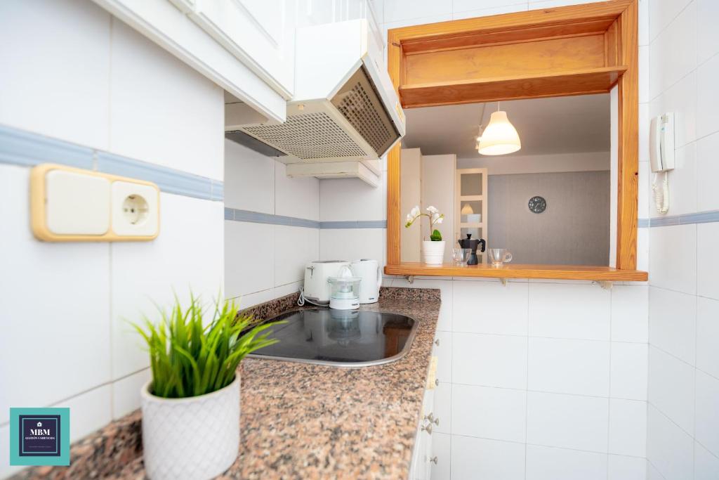 Kuchyňa alebo kuchynka v ubytovaní Maria Rosa Urban & Beach Apartment