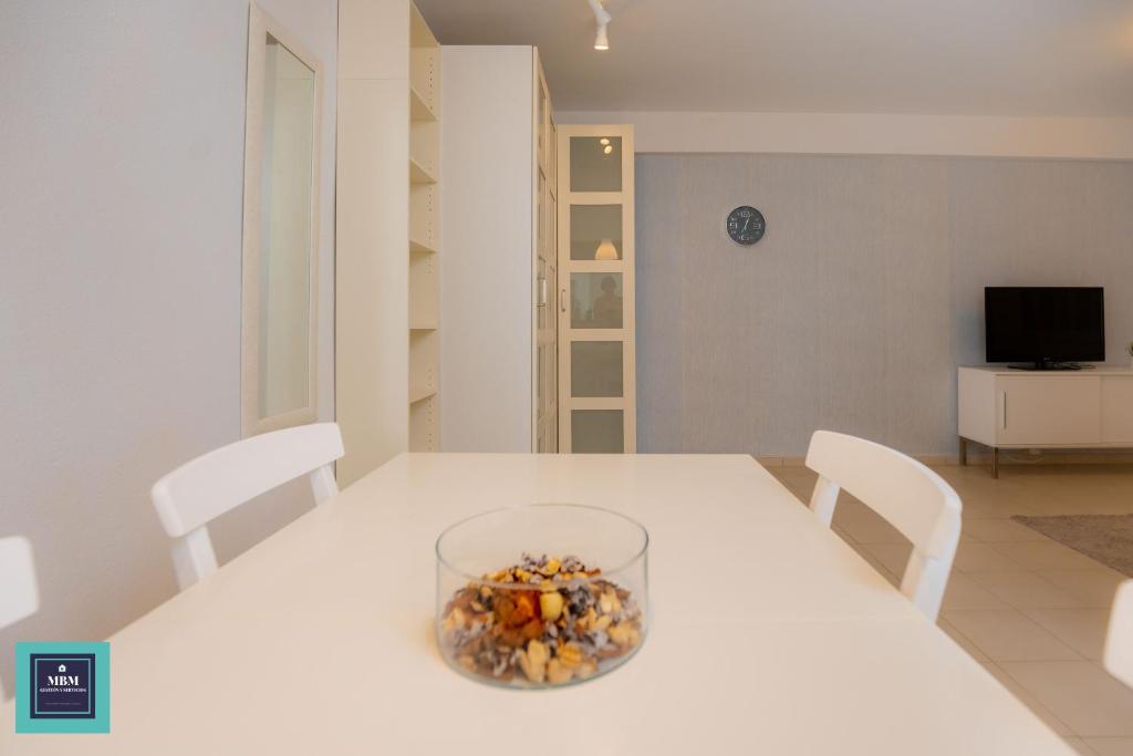 Televízia a/alebo spoločenská miestnosť v ubytovaní Maria Rosa Urban & Beach Apartment
