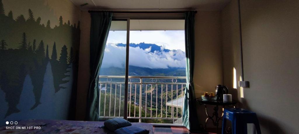 Vista generica sulle montagne o vista sulle montagne dall'interno del lodge