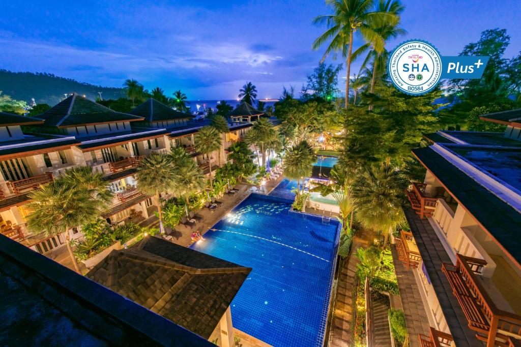 - une vue aérienne sur la piscine du complexe dans l'établissement Koh Tao Montra Resort, à Koh Tao